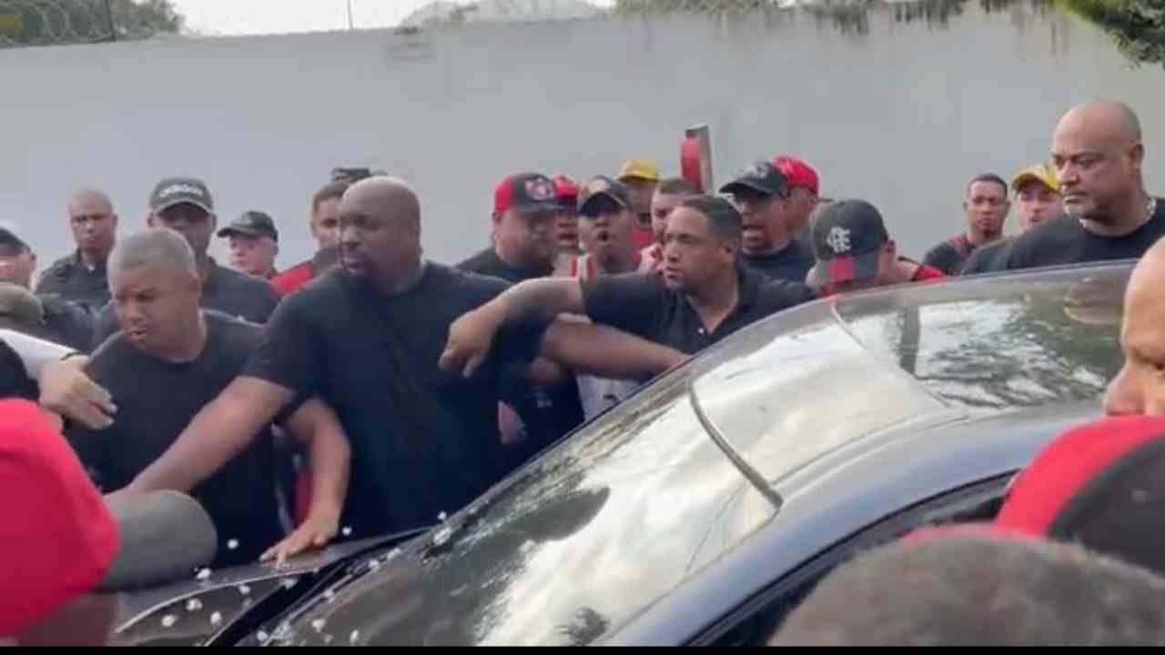 " É UM CIRCO"! TORCEDORES ARREMESSAM PIPOCA CONTRA CARRO NA CONCENTRAÇÃO DO FLAMENGO