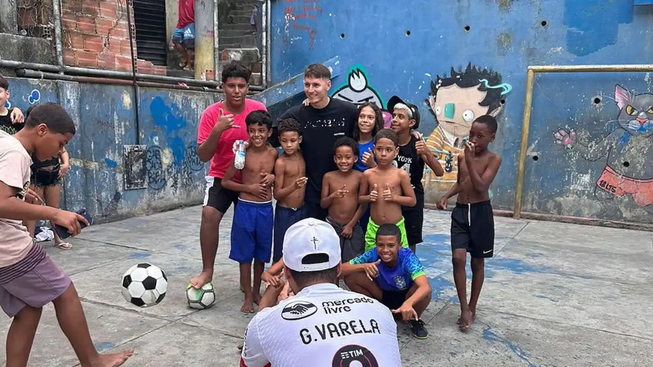 VARELA, DO FLAMENGO, VISITA ROCINHA E INTERAGE COM MORADORES