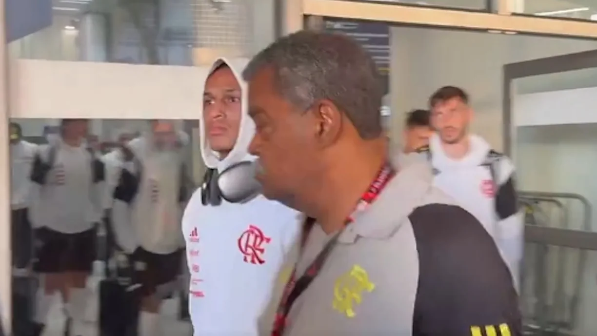 DELEGAÇÃO DO FLAMENGO DESEMBARCA NO RIO SOB CHUVA DE PROTESTOS COM GERSON E WESLEY SENDO ALVOS PRINCIPAIS