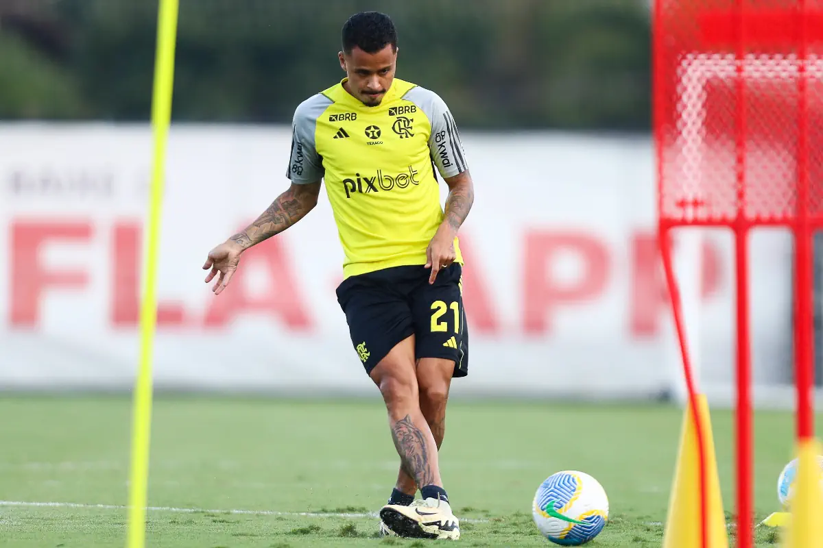 Allan, do Flamengo, é vaiado durante jogo contra o Bragantino