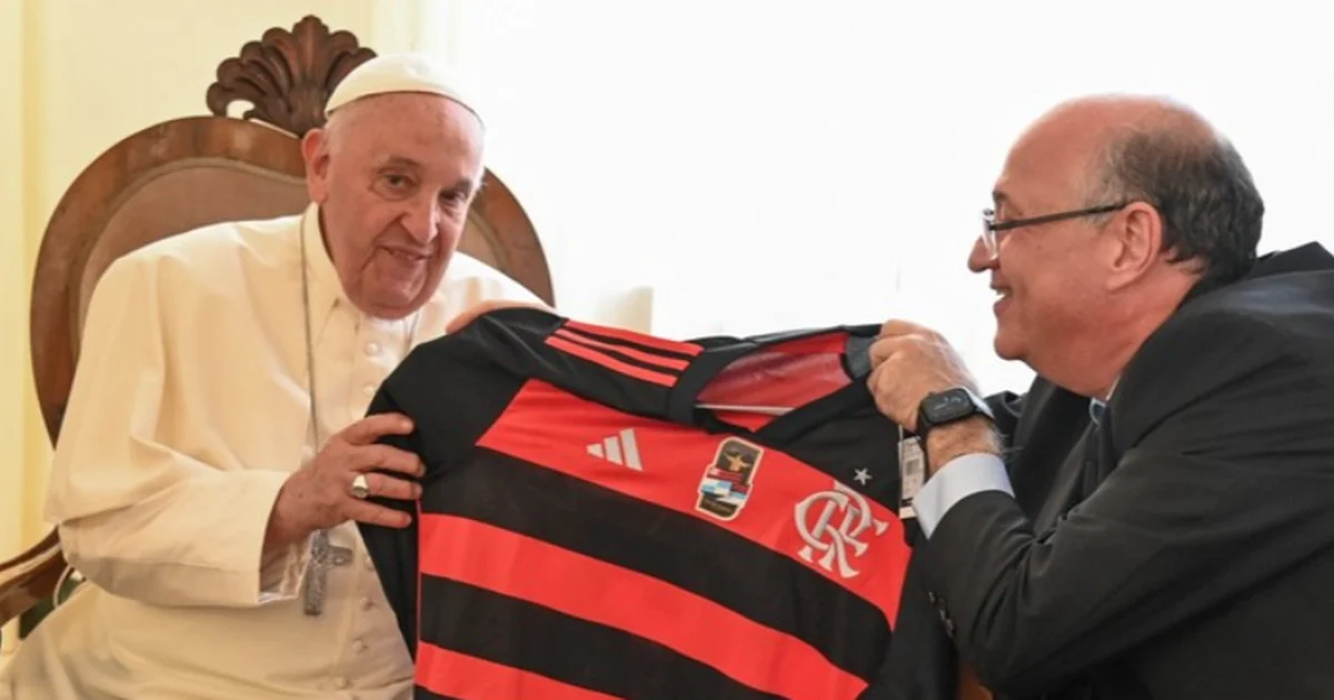 DIRETO COM O HOMEM! PAPA FRANCISCO ABENÇOA CAMISA DO FLAMENGO