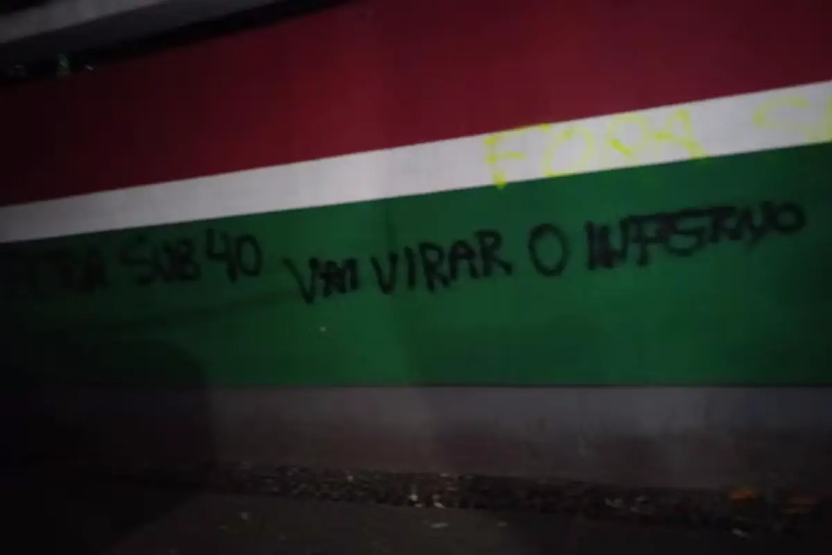 Torcedores do Fluminense picham muros de Laranjeiras em meio a crise no Brasileirão — Foto: Reprodução