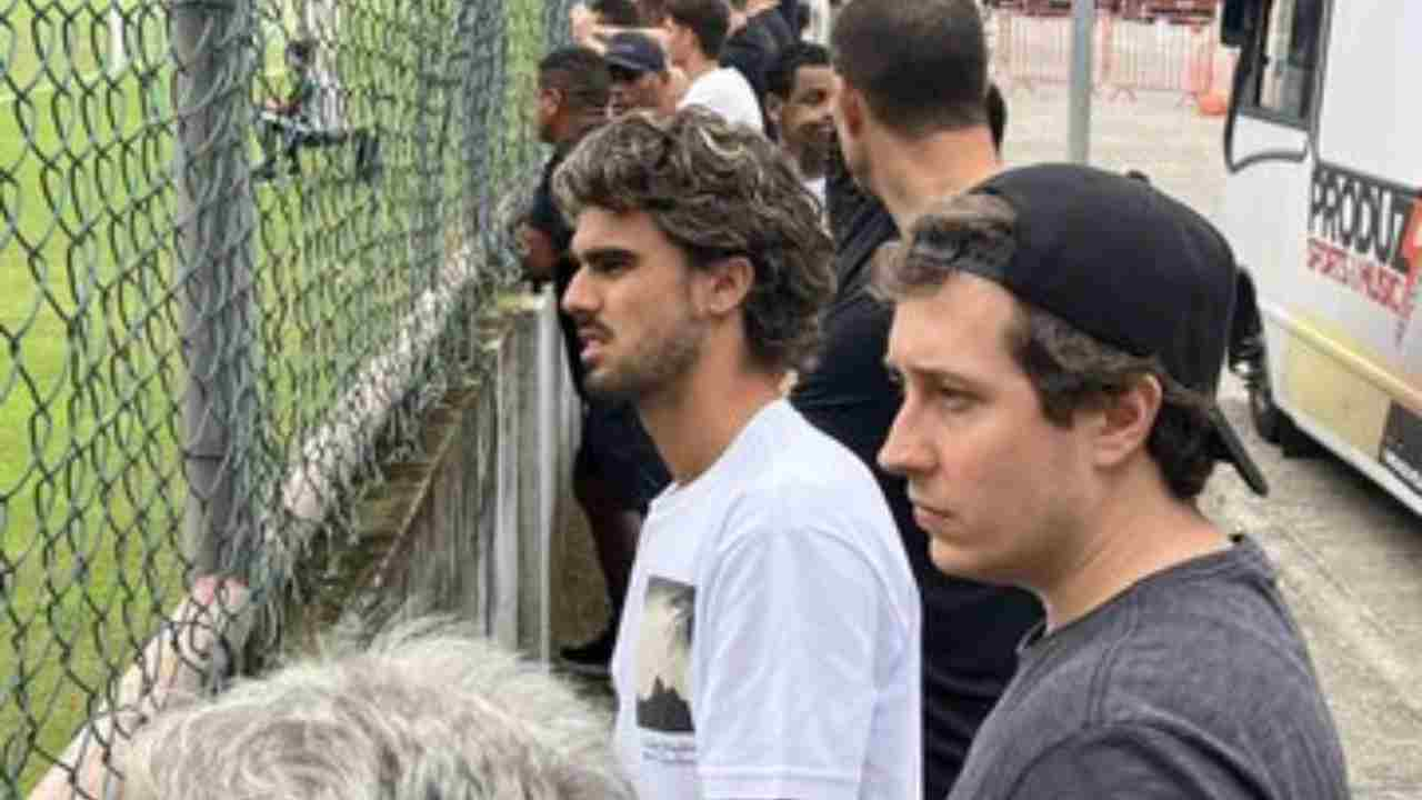 FLAMENGO TEM ESTRELAS MUNDIAS ASSISTINDO JOGO SUB-17 NA GÁVEA