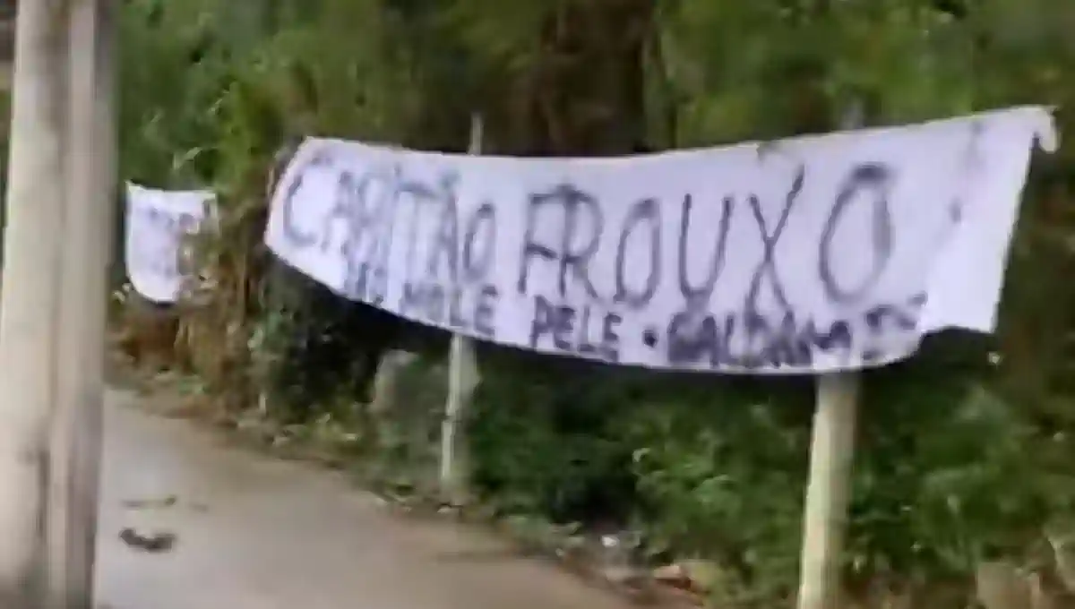 TORCEDORES DO VASCO PROTESTAM NO CT DO CLUBE DEPOIS DE GOLEADA PARA O FLAMENGO