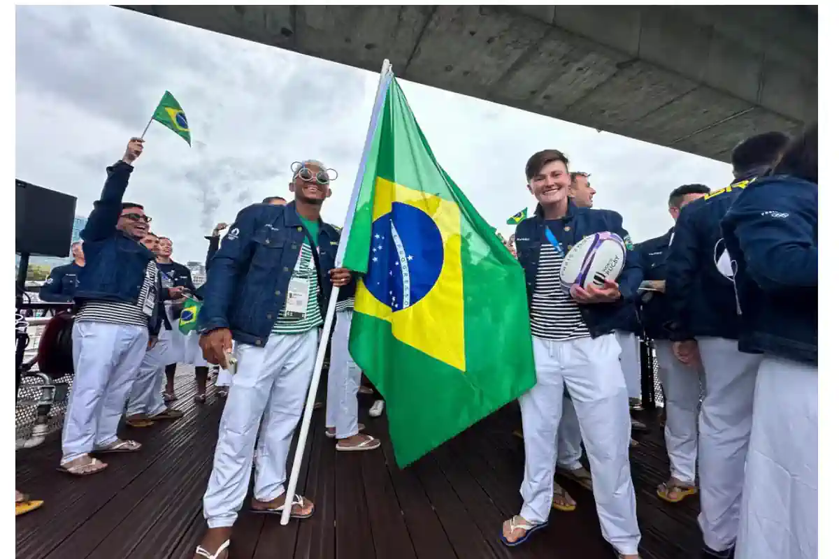OLYMPICS: UNIFORM OF THE BRAZILIAN DELEGATION DURING THE OPENING OF THE GAMES, DIVIDES OPINIONS