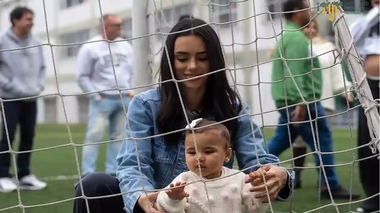 FILHA DE NEYMAR VISITA INSTITUTO DO JOGADOR, "BATE BOLA" E CRAQUE SE DERRETE NAS REDES SOCIAIS