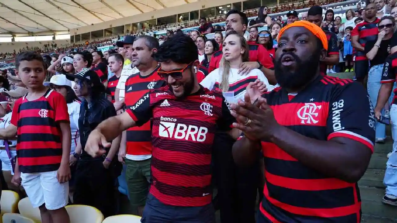 COM DOUGLAS SILVA, KWAI E W3HAUS TRANSFORMAM MARACANÃ EM KARAOKÊ DURANTE JOGO DO FLAMENGO