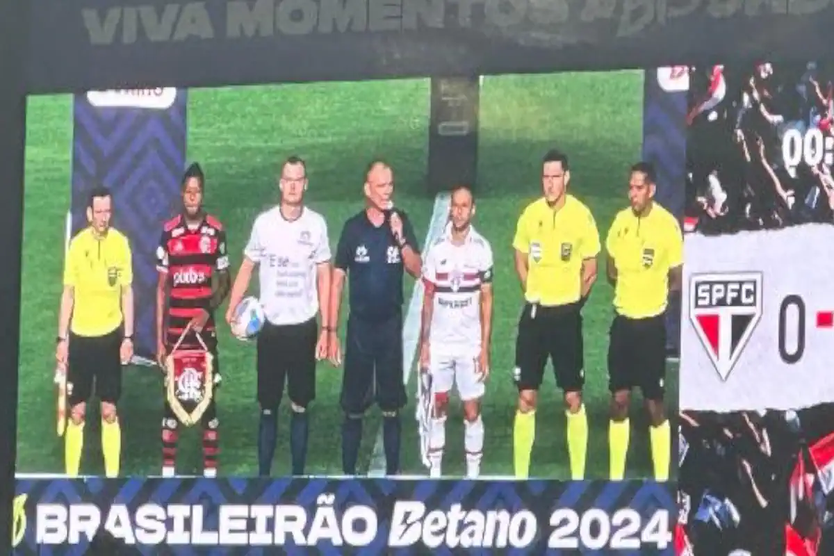 Árbitro entra em campo com o filho durante São Paulo x Flamengo