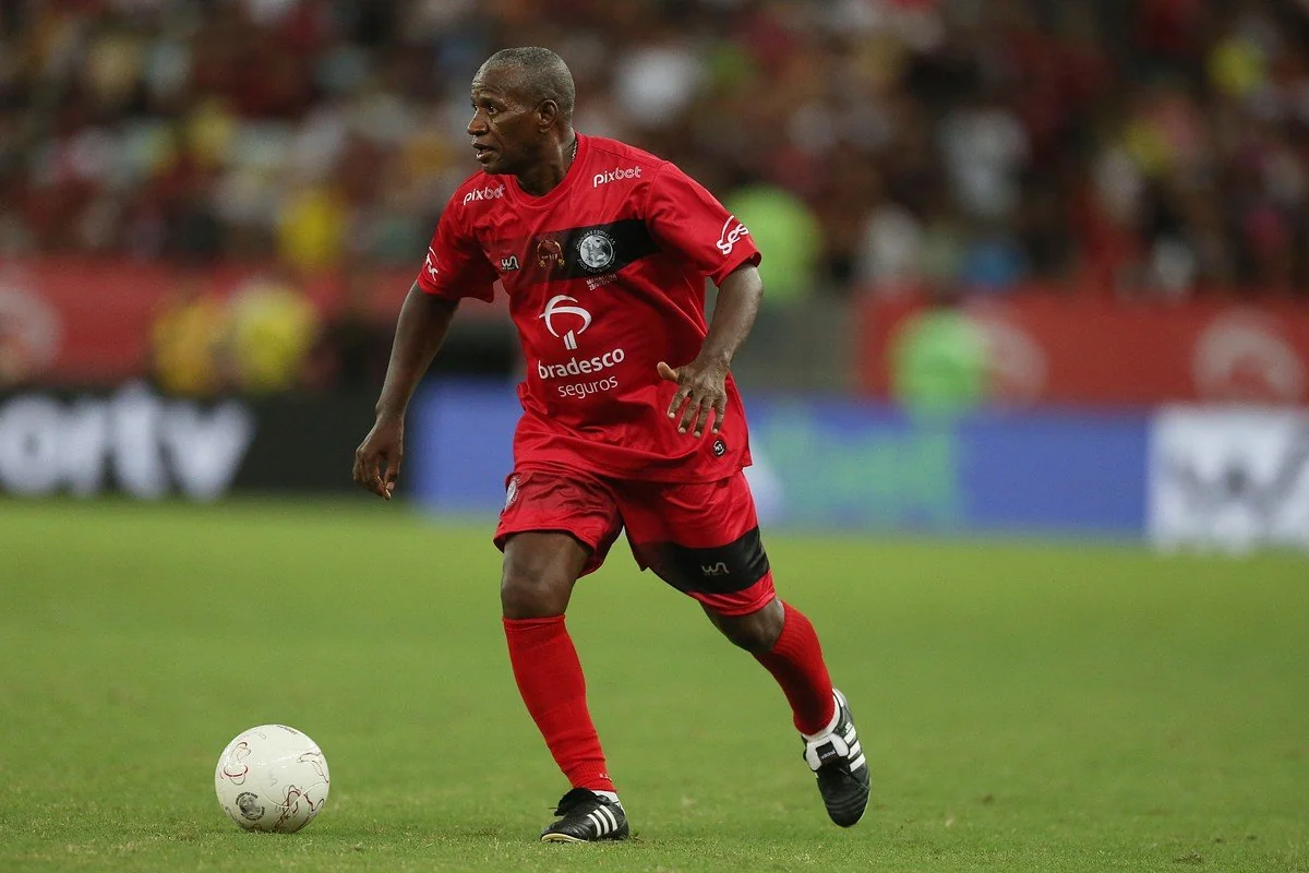 Torcida do Flamengo terá bandeirão em homenagem a Adílio neste domingo, contra o Palmeiras