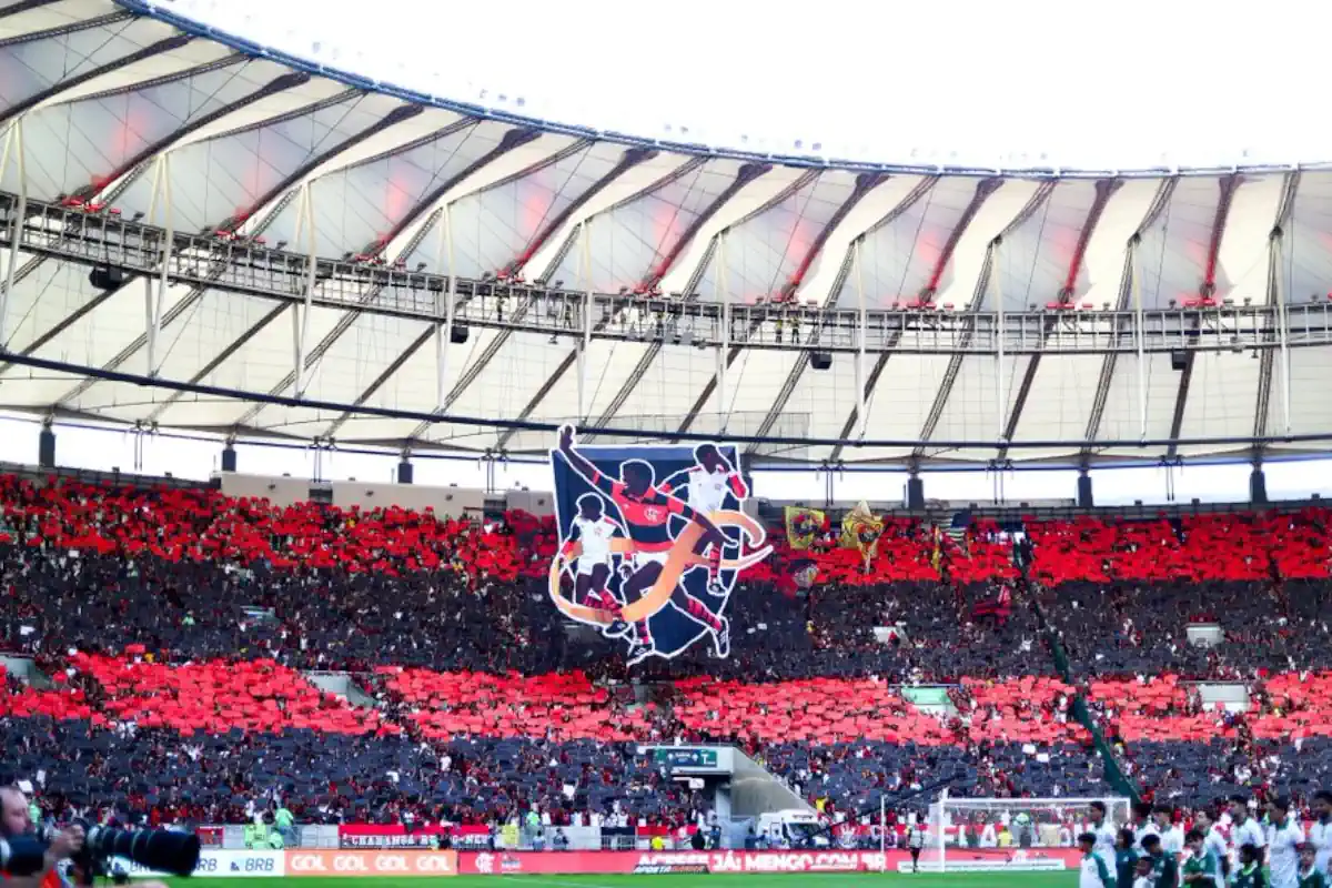 Torcida do Flamengo homenageia  ídolo eterno Adílio com mosaico no Maracanã