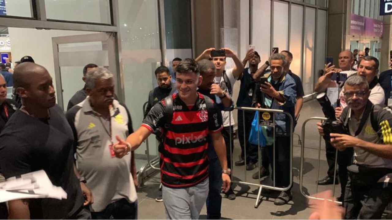 Versátil até demais! Alcaraz comenta sobre posições que pode atuar pelo Flamengo