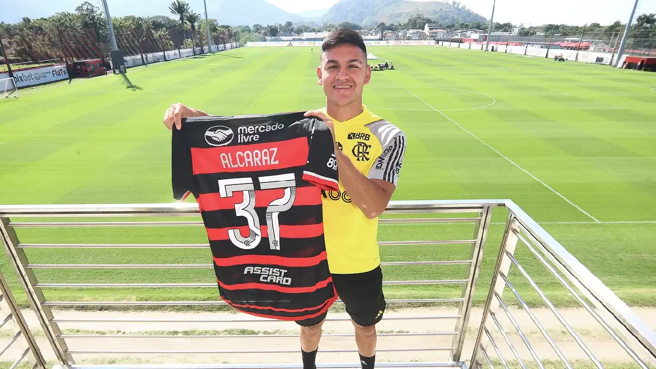 Alcaraz explica escolha do número 37 e revela admiração por jogador do Flamengo