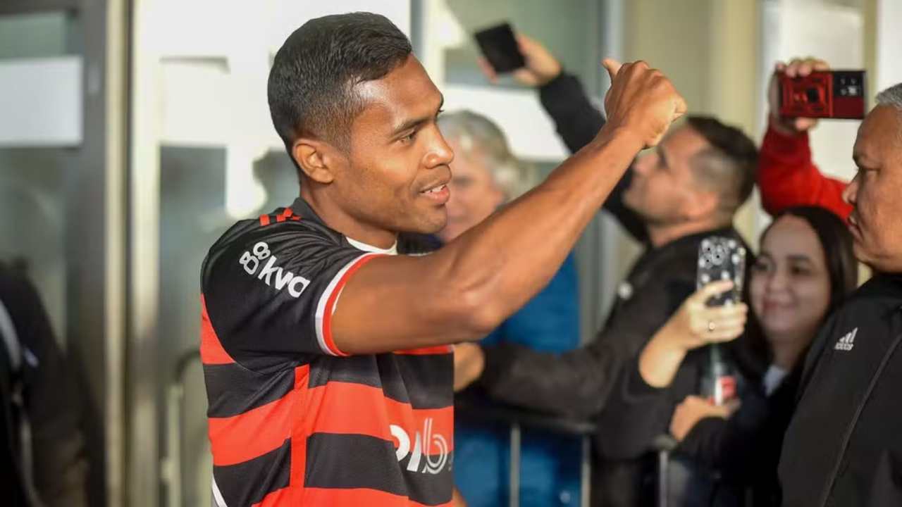 Alex Sandro aparece no Bid e poderá estreiar pelo Flamengo