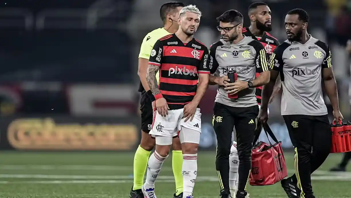 Arrascaeta sai de campo sentindo dores e corre risco de desfalcar o Flamengo na Libertadores