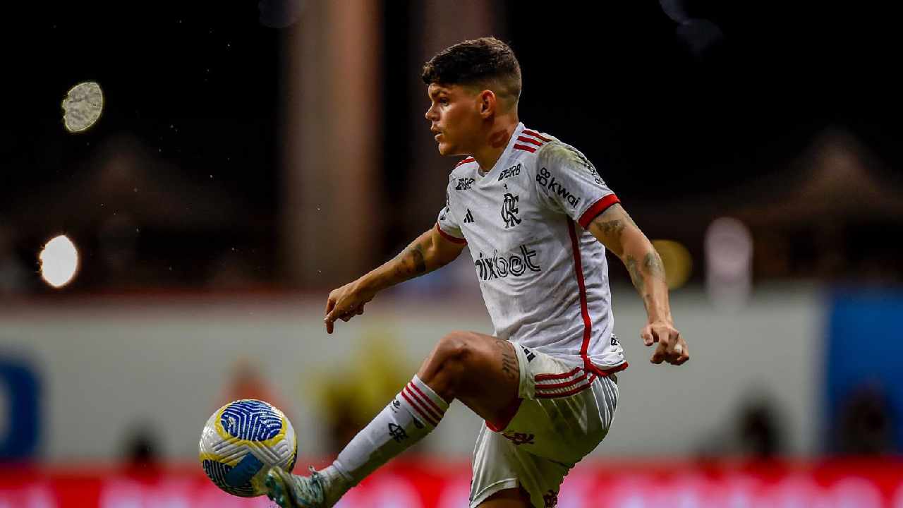 Ayrton Lucas se torna mais um desfalque do Flamengo confirmado após receber 3º cartão amarelo