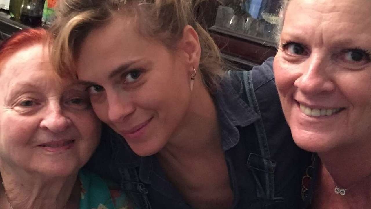 Carolina Dieckmann lamenta falecimento da avó no mesmo dia em que sua mãe completaria cinco anos de falecimento