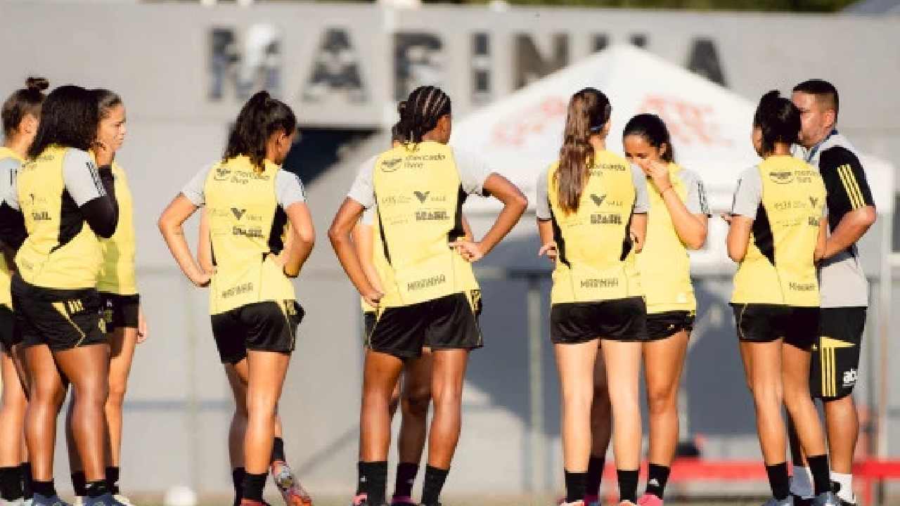 Elenco feminino do CRF em treinamento antes da mudança do CEFAN para o CFZ, marcando um novo capítulo para a equipe. ( Foto: Flamengo )