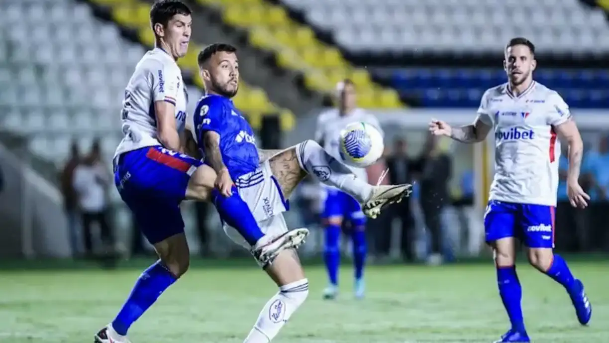 Fortaleza vence, passa Palmeiras e cola no Flamengo; confira a tabela atualizada do Brasileirão