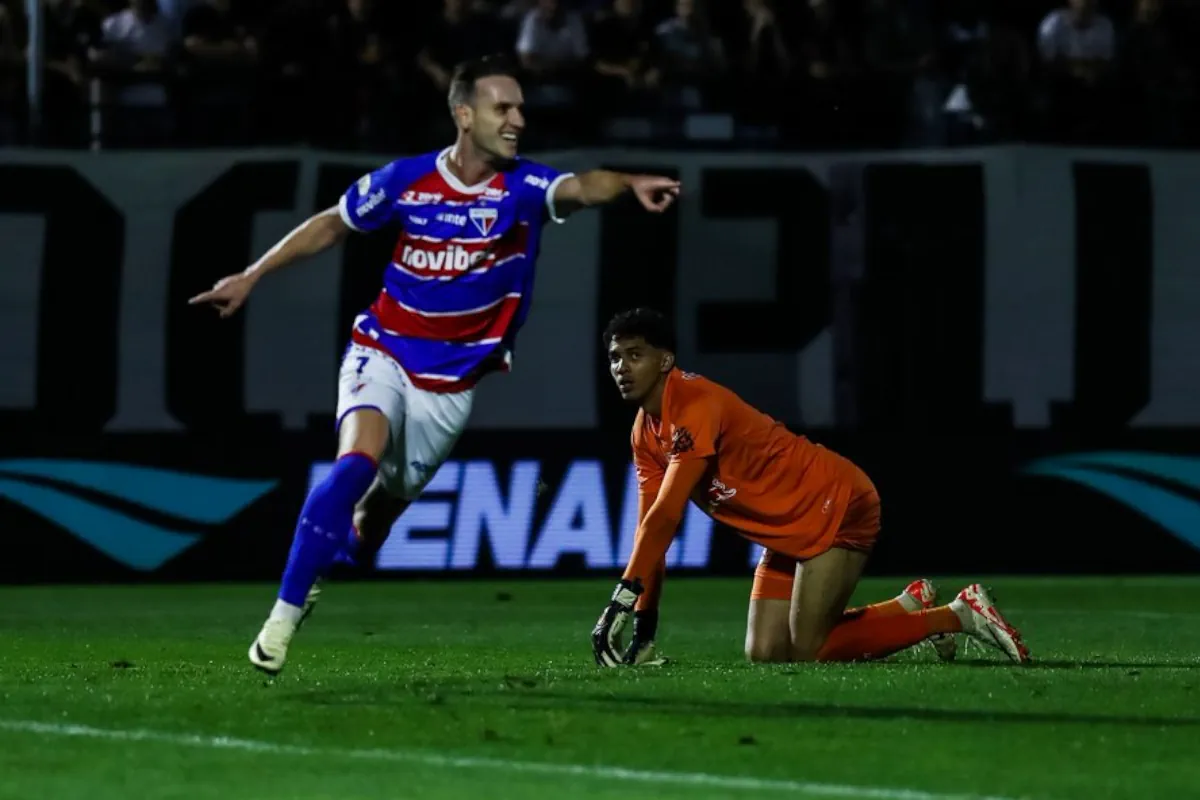 Com gol no fim, Fortaleza vence e dorme no primeiro lugar do Brasileirão