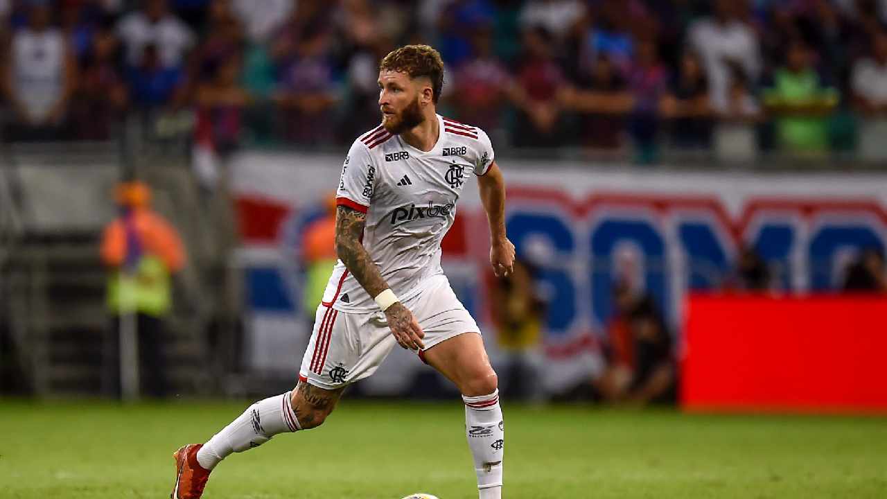 Léo Pereira tem entorse no joelho e desfalca o Flamengo diante do Corinthians