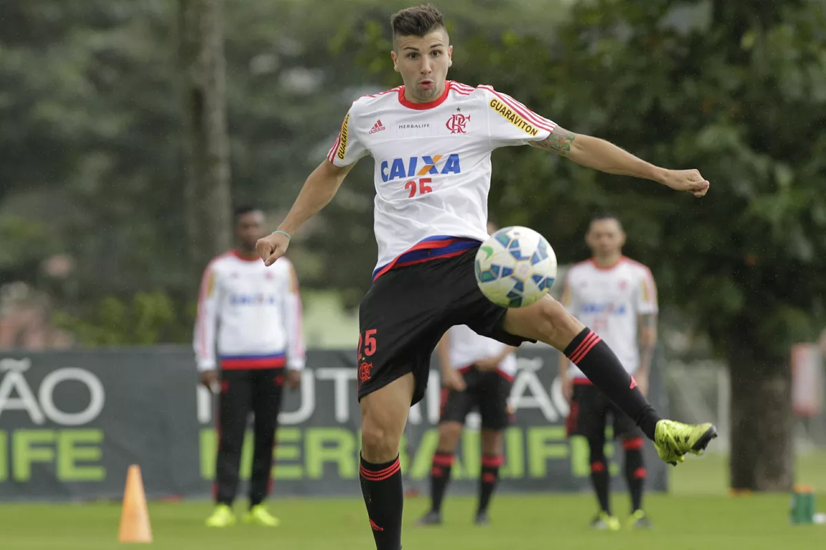 Dirigindo, ex-jogador do Flamengo colide com ônibus no Ceará