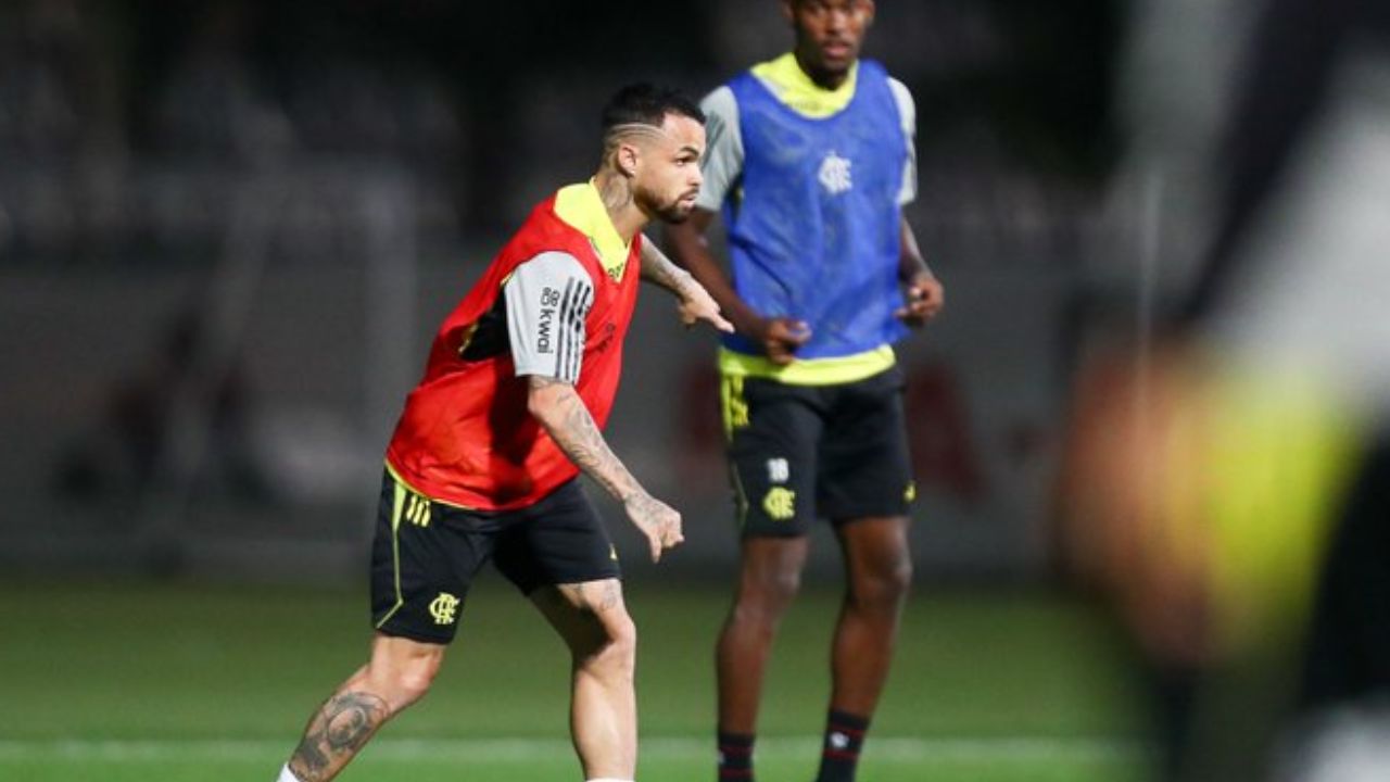 Michael treina e Flamengo divulga pontaria em dia do jogador