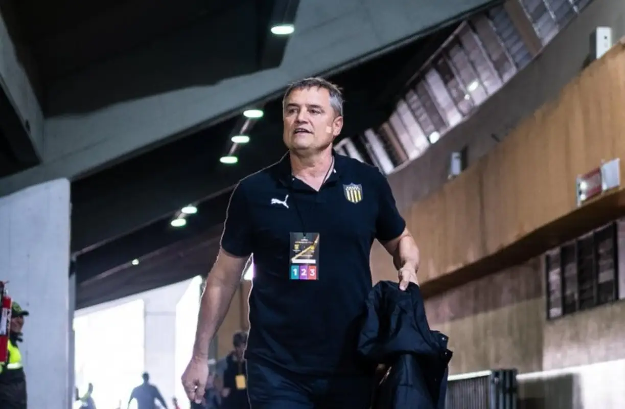 Flamengo ou Bolívar? Técnico do Peñarol esquiva de pergunta sobre qual adversário deseja enfrentar nas quartas da Libertadores