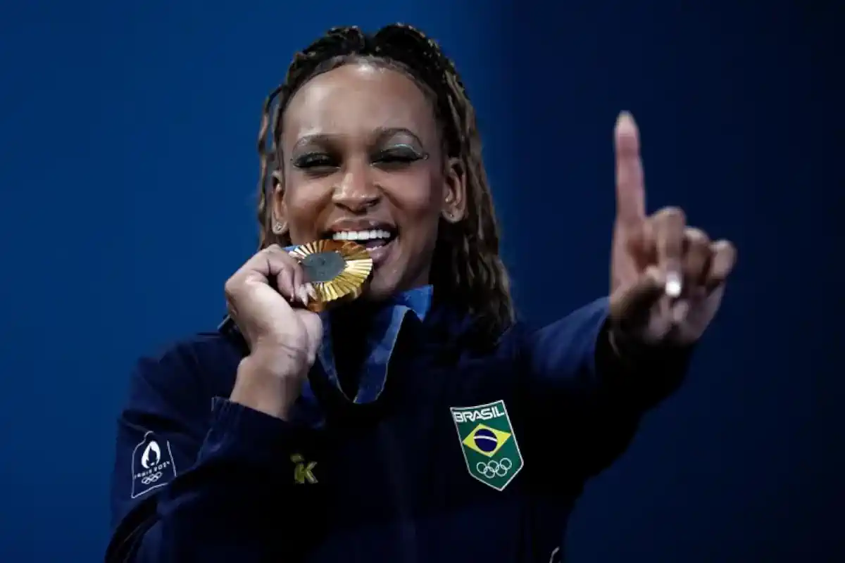 Rebeca Andrade conquista a medalha de ouro na final do solo. Foto: Alexandre Loureiro/COB