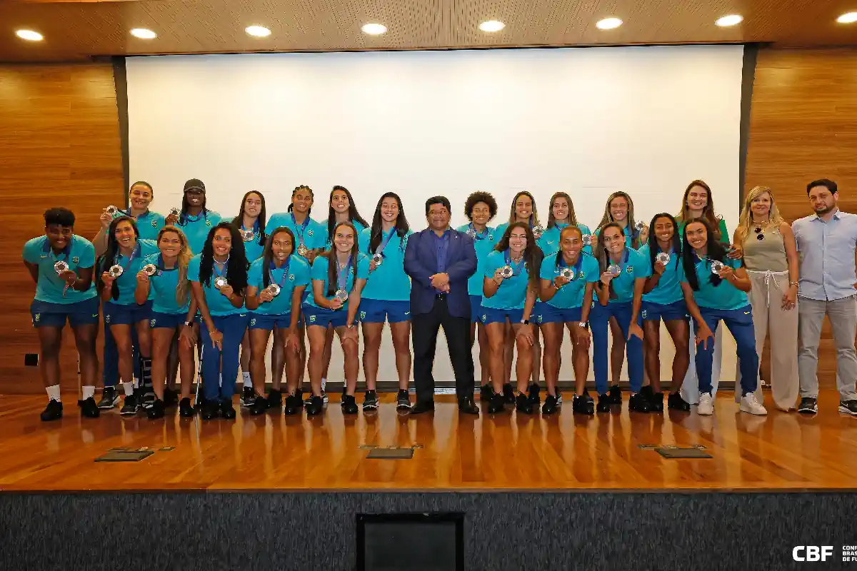 CBF faz homenagem a Seleção feminina, medalista de prata nas olimpíadas de Paris