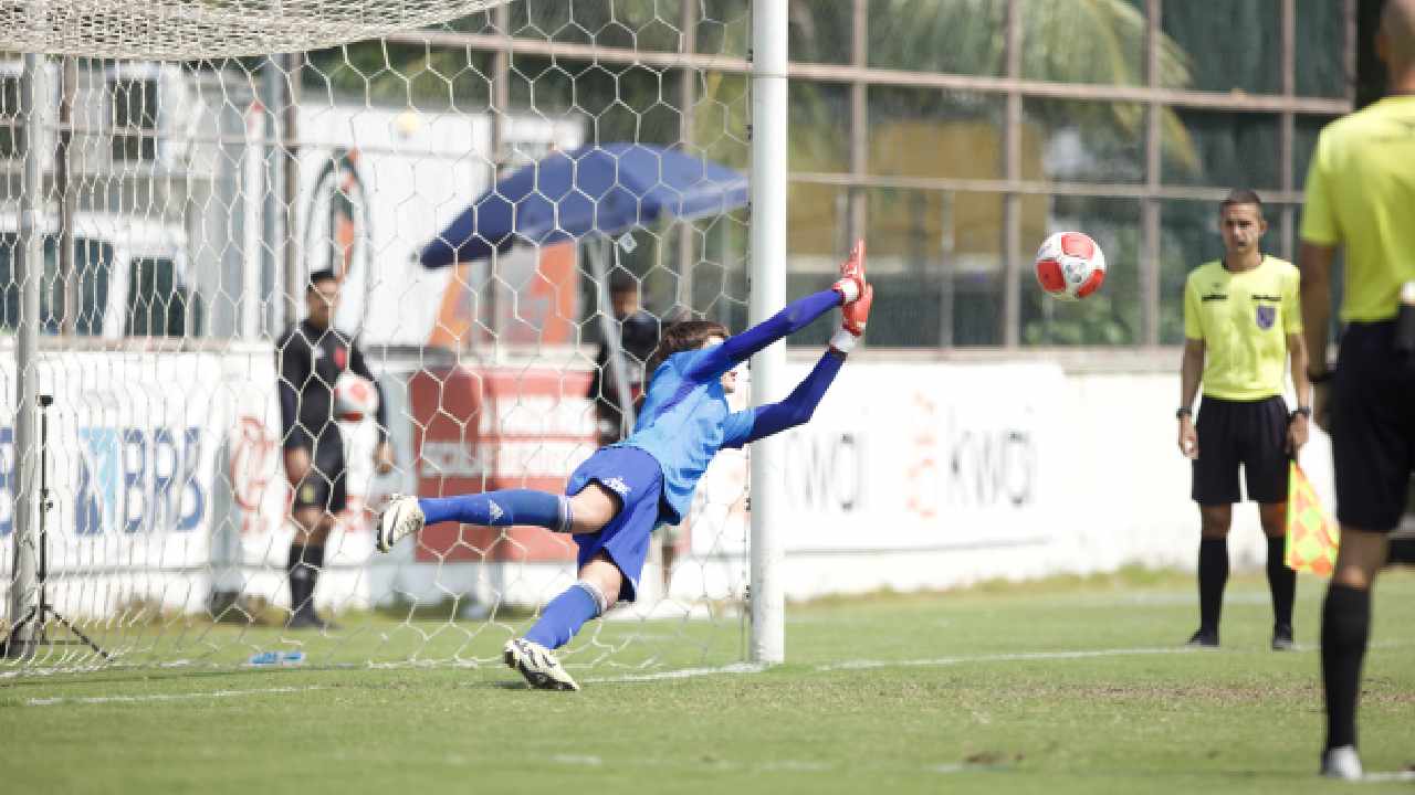 Flamengo empata com o Bangu na estreia do Guilherme Embry