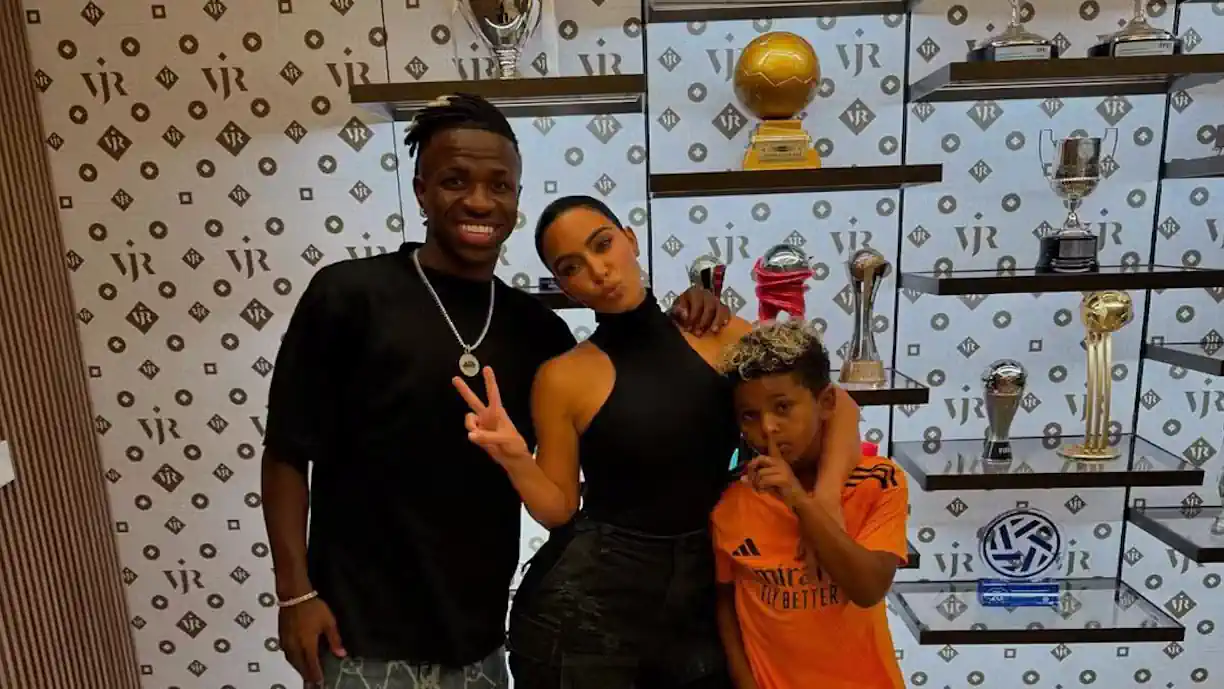 Ex-Flamengo, Vinícius Júnior recebe Kim Kardashian e filho em casa na Espanha