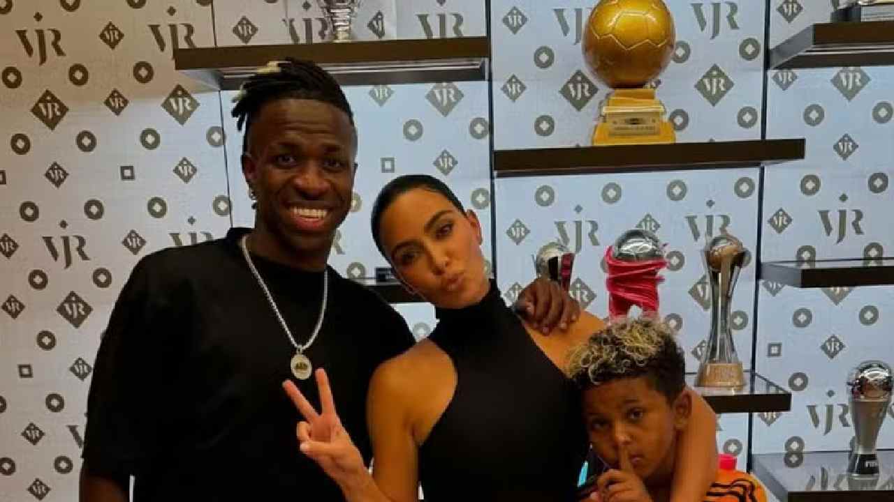 Kim Kardashian e seus filhos acompanham vitória do Real Madrid e visitam casa de Vini Jr