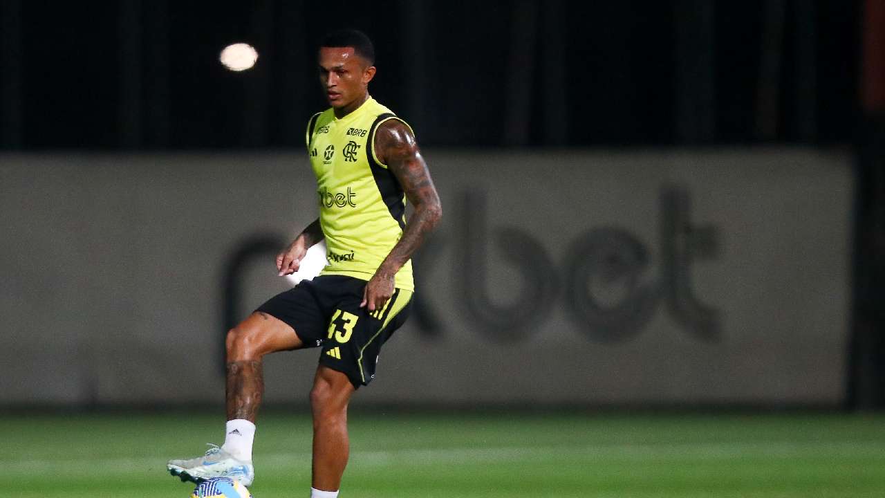 Fotos: Flamengo faz treino noturno com a presença de Michael