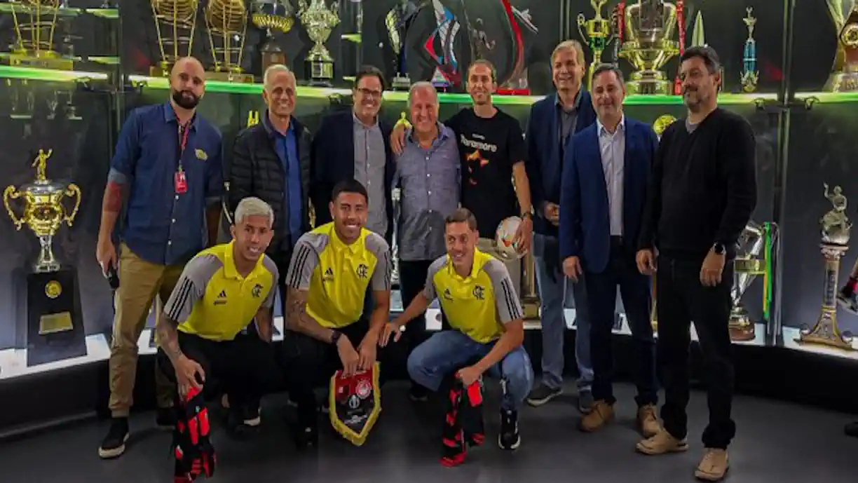 Filipe Luís, Caio Garcia e Felipe Teresa entregam taça do Mundial Sub-20 ao Museu Flamengo e se emocionam ao lado de Zico