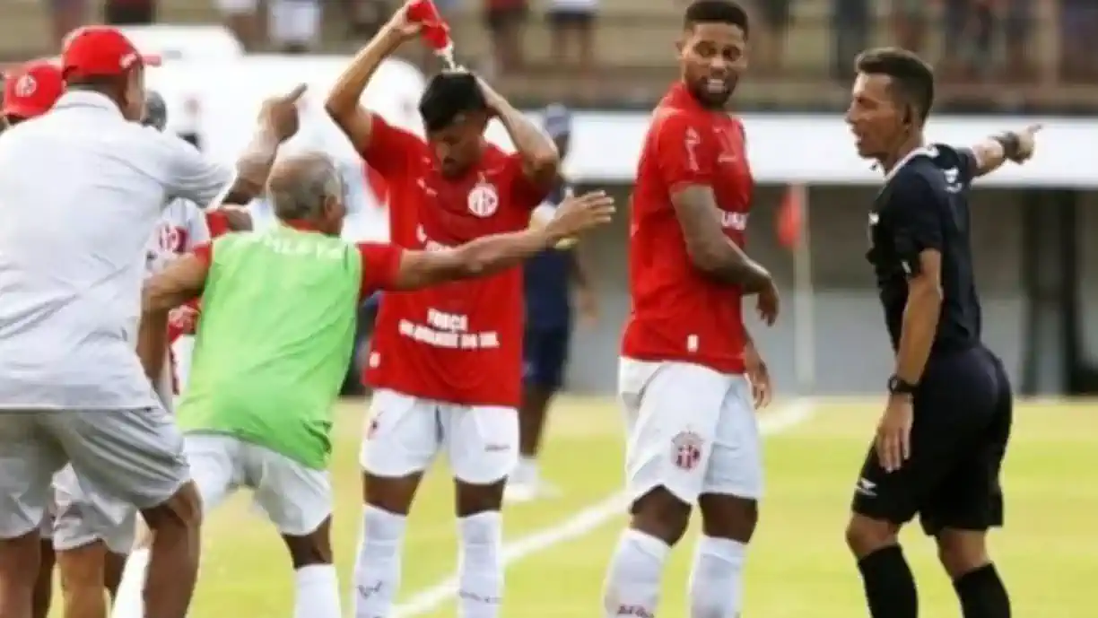 Ex-atacante do Vasco revela preferir setor da torcida do Flamengo no Maracanã