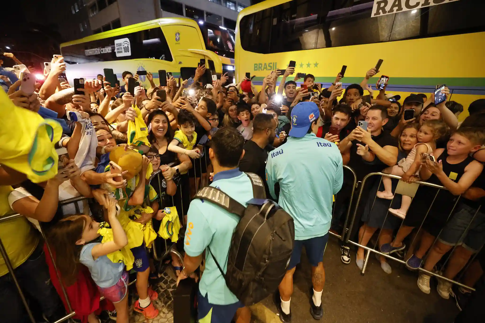 Seleção Brasileira é festejada em sua chegada ao hotel