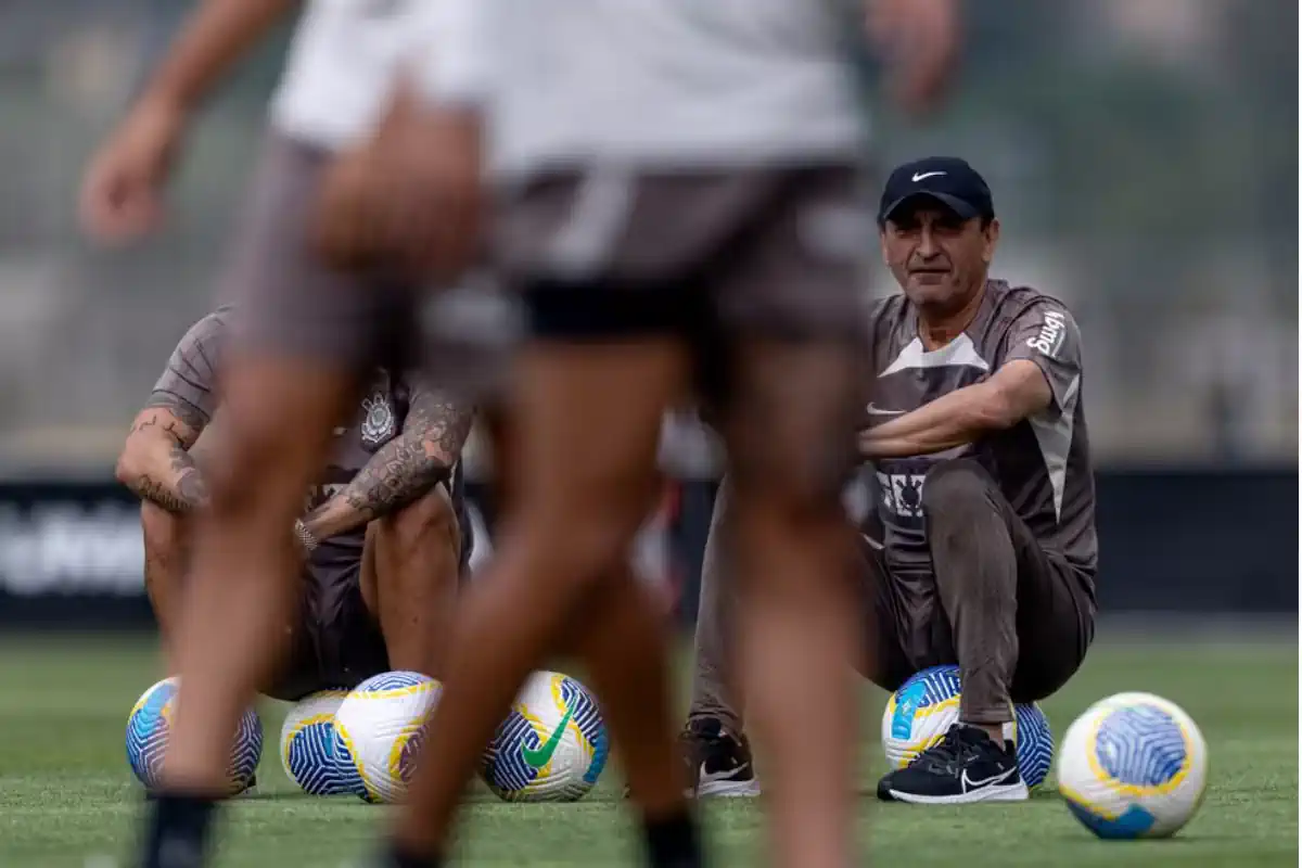 Ramón Díaz observes Corinthians training — Photo: Rodrigo Coca / Ag.Corinthians