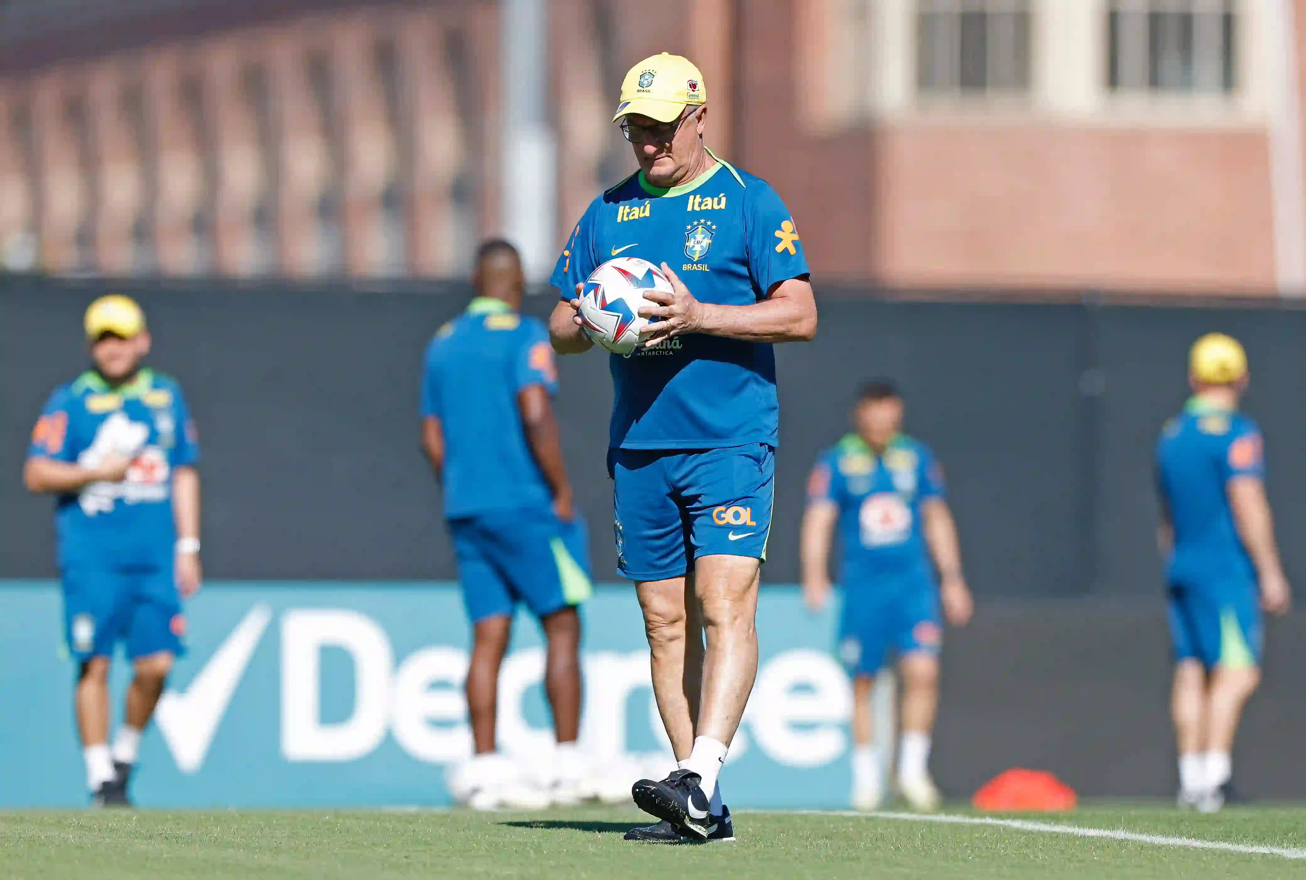 Seleção Brasileira: Dorival testa mudança no esquema tático e esboça time titular