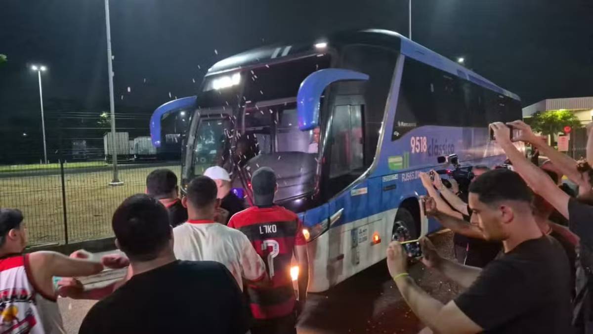 Torcedores jogam pipocas em ônibus com jogadores do Flamengo - Foto: Ronald Lincoln/GE