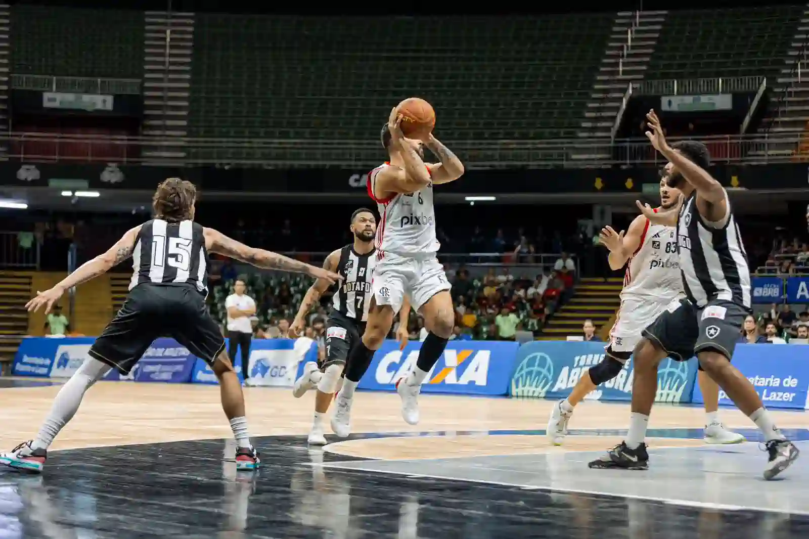 Flabasquete took no notice of his rival. Photo: Matheus Maranhão / LNB