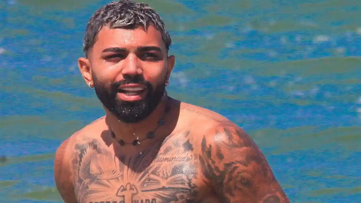 Gabigol curte domingo de praia no Rio ás vésperas de festa de aniversário