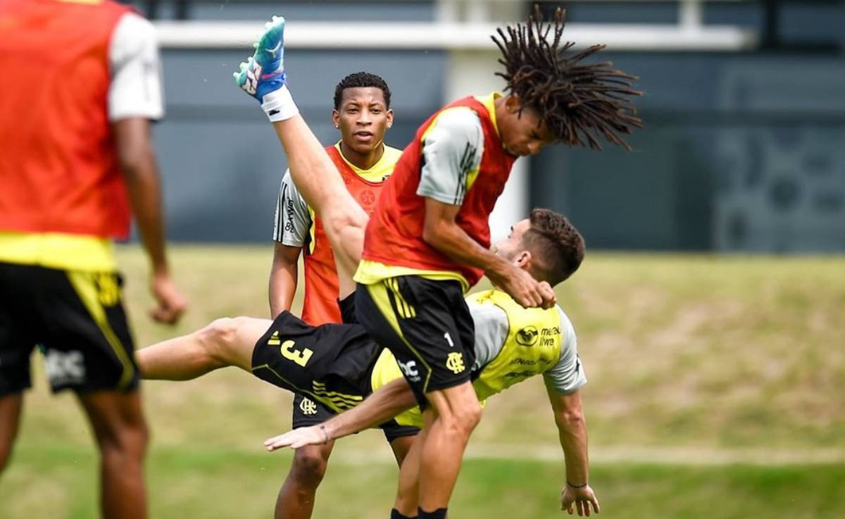 O que é isso? Zagueiro faz golaço de bicicleta em treino do Flamengo