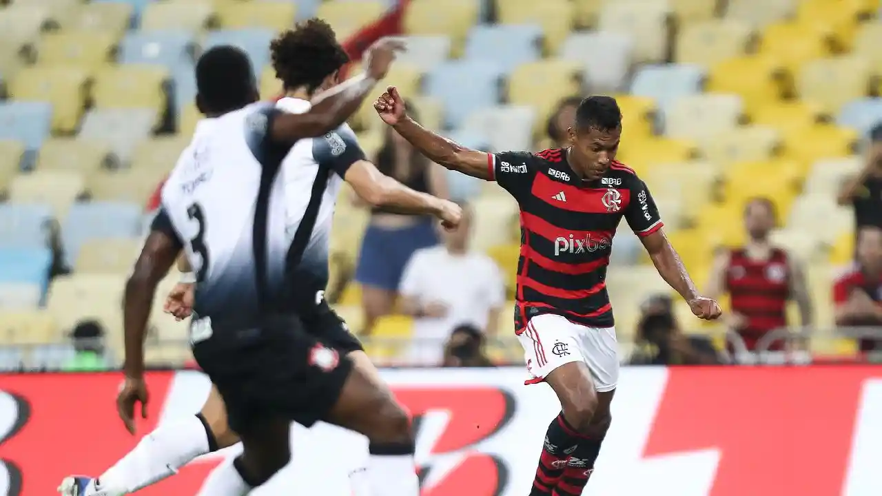 Alex Sandro fez o gol da vitória do Flamengo sobre o Corinthians