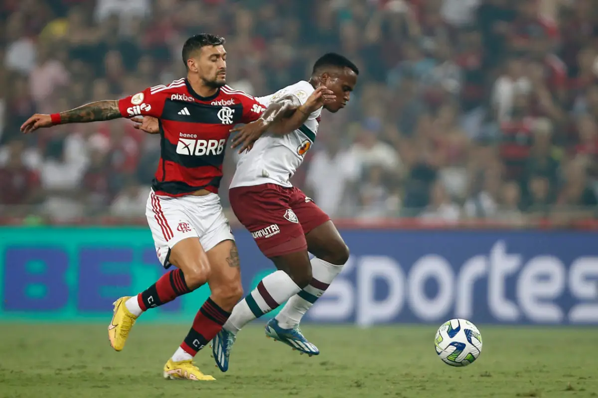 Jhon Arias pode desfalcar o Fluminense diante do Flamengo - Foto: Wagner Meier/Getty Images