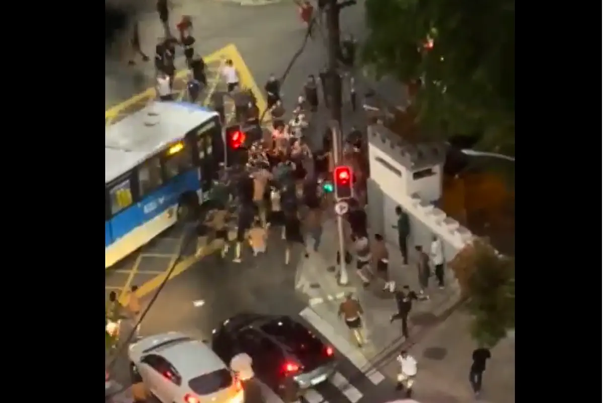 Torcedores de Flamengo e Fluminense se envolvem em briga generalizada na zona norte do Rio antes do clássico