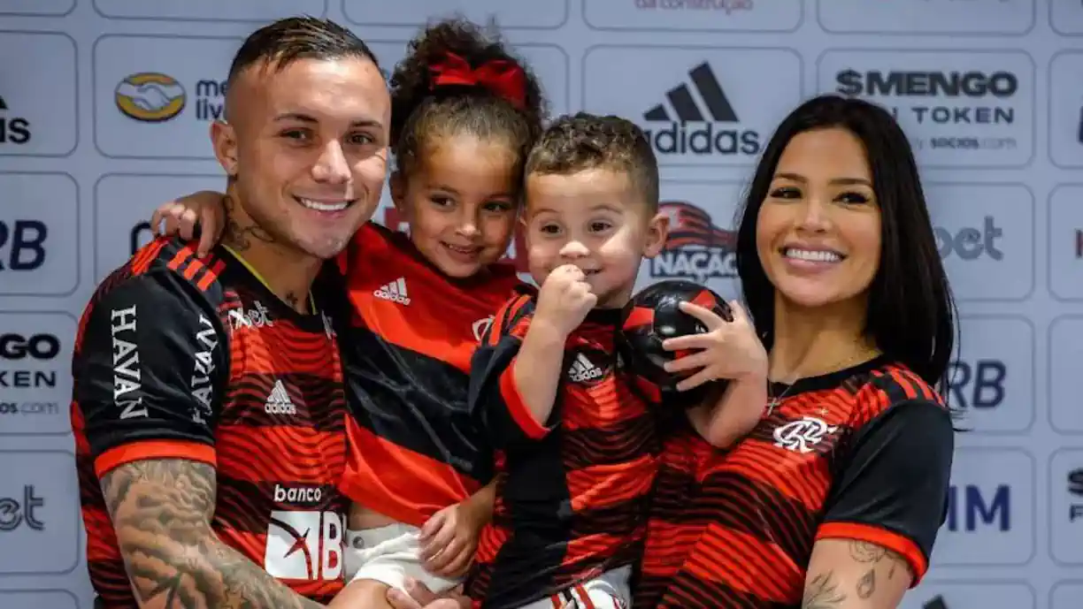 Isa Ranieri mostra presentes que ganhou de Cebolinha (Reprodução/ Flamengo)