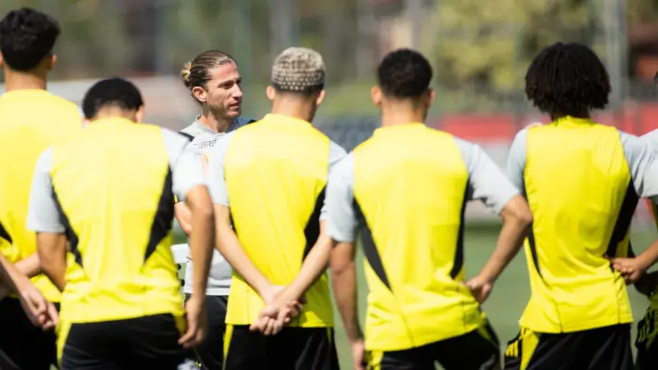 Filipe Luís testa elenco em reapresentação Foto: Flamengo 