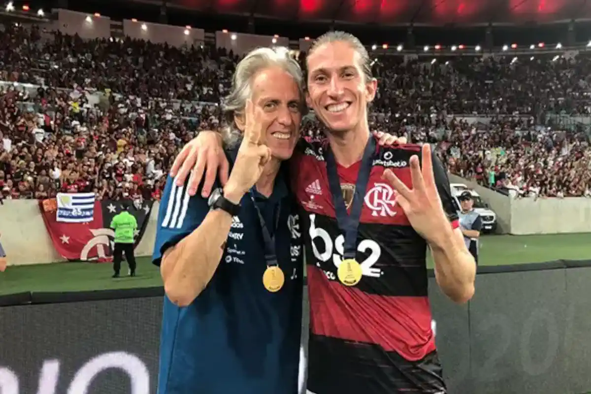 Filipe Luís encarna Jorge Jesus em discurso no vestiário do Flamengo