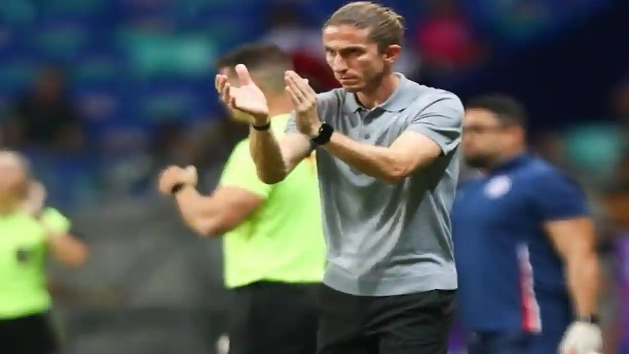 Filipe Luis cai nas graças dos jogadores ( Foto/Flamengo)