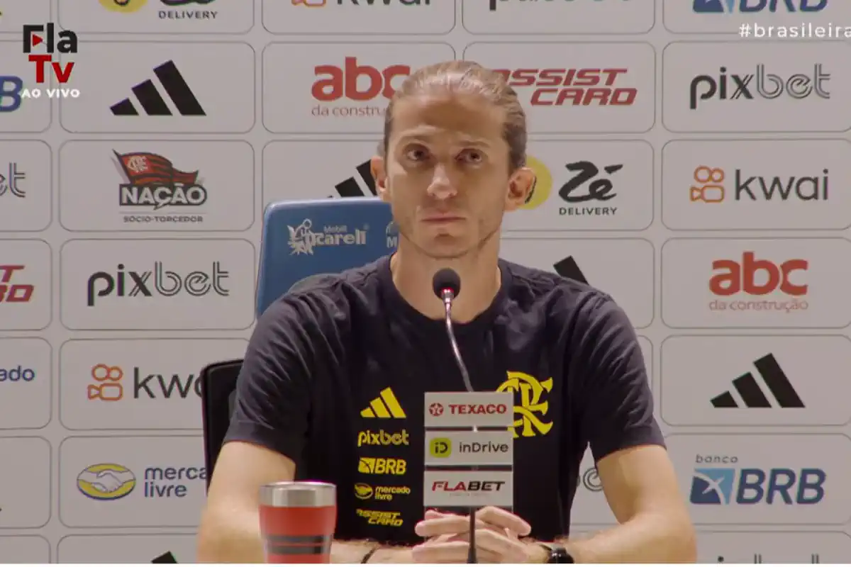 Filipe Luís gives a message about his work at Flamengo